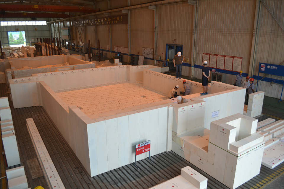 探秘玻璃窯爐中的熔鑄鋯剛玉會(huì)有哪些變化？